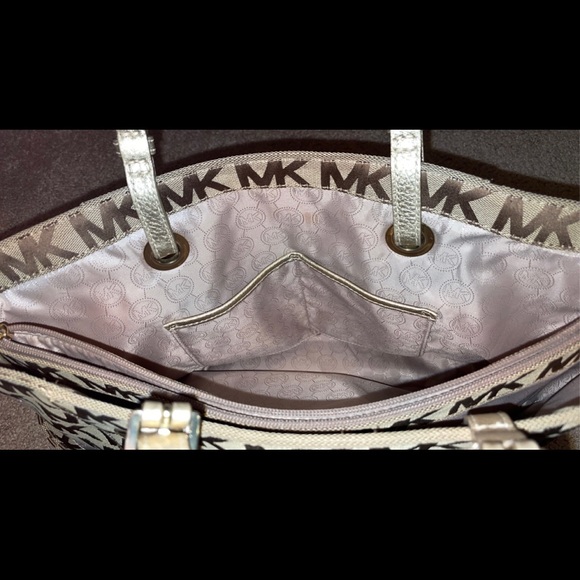 Michael Kors Logo Tote Bag - Picture 4 of 5